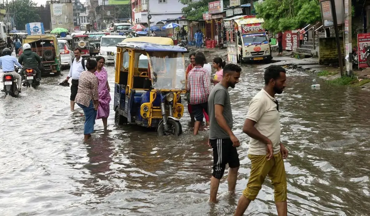 Bihar Weather: बिहार में मौसम का मिजाज बदला, कई जिलों में भारी से बहुत भारी बारिश का अलर्ट