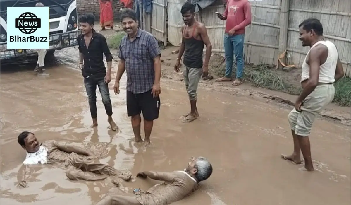 Saharsa News: गड्ढों से भरी सड़क पर पानी जमा, सहरसा के लोगों ने बना लिया ‘स्विमिंग पूल’