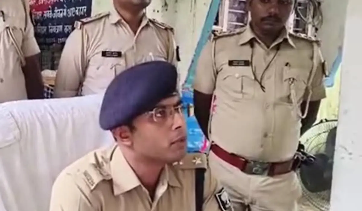 मुजफ्फरपुर मॉल में प्रेमी जोड़े पर वॉशरूम में अश्लील हरकत का आरोप, हंगामे के बाद पुलिस ने थाने ले जाकर छोड़ा