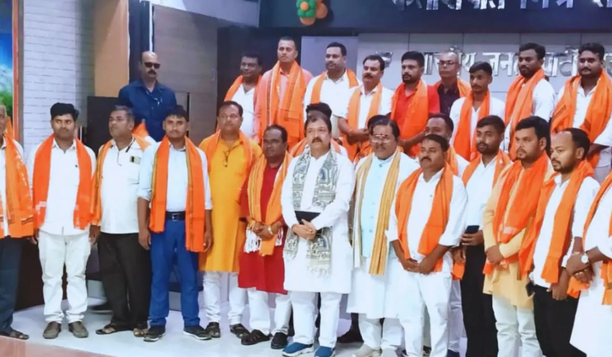 Bihar Politics: खरवार समाज के दर्जनों समाजसेवक भाजपा में शामिल, प्रदेश अध्यक्ष डॉ. दिलीप जायसवाल ने किया स्वागत