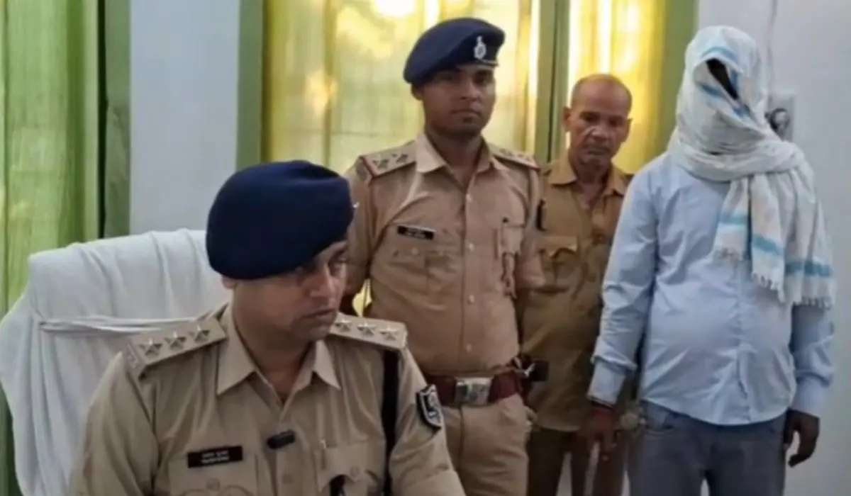 Kaimur News: कैमूर में ब्रेज़ा कार से 1.027 किलोग्राम गांजा और हथियार बरामद, चालक गिरफ्तार